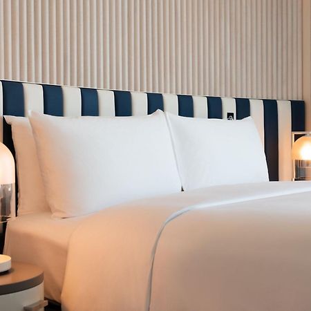 W Sydney Hotel Luaran gambar A bed with a headboard