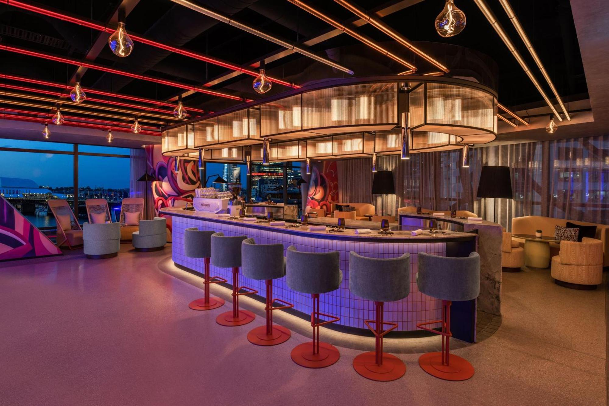 W Sydney Hotel Luaran gambar The bar at the 101 Skybar