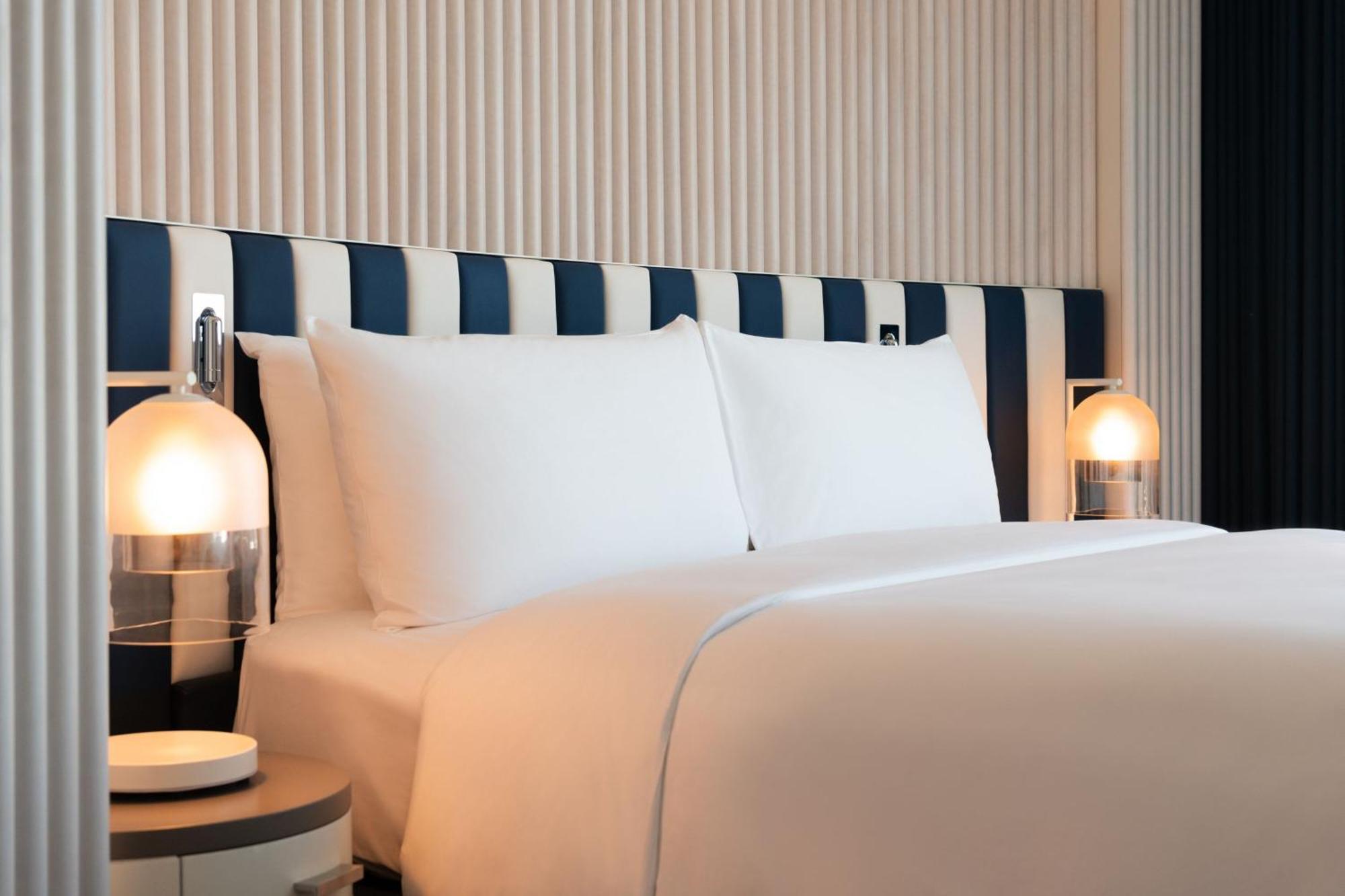 W Sydney Hotel Luaran gambar A bed with a headboard